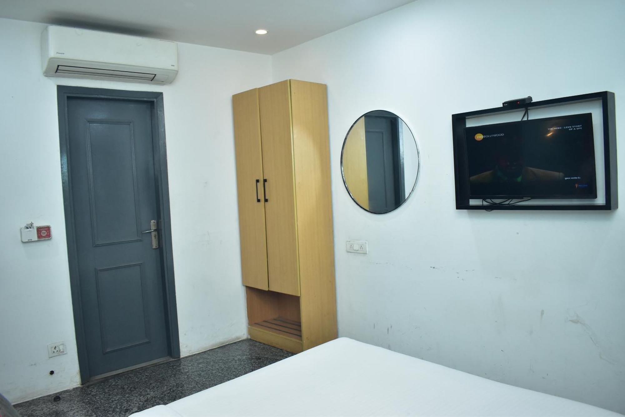 Hotel Golden Saffron By Qotel-Punjabi Bagh New Delhi Exterior photo