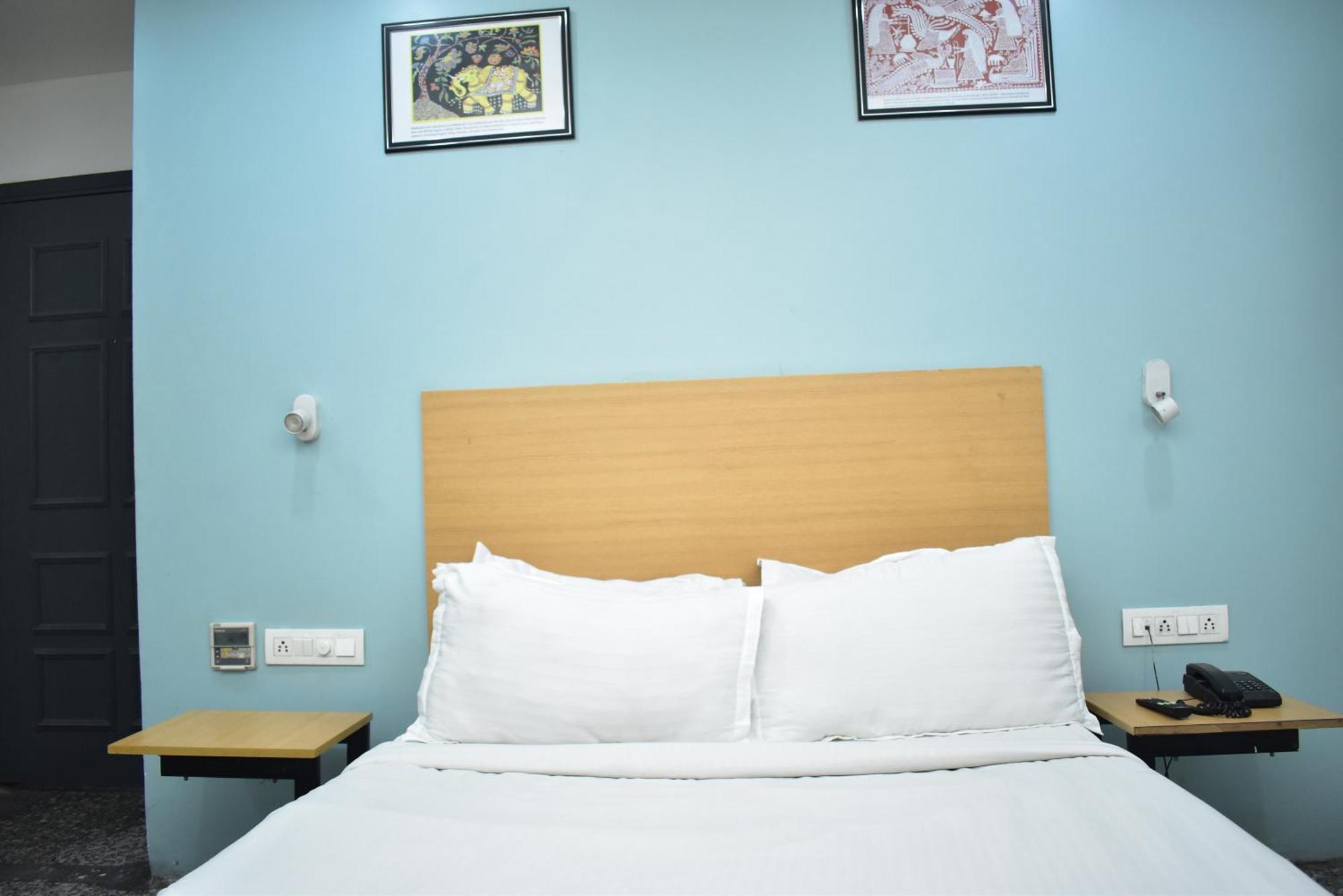 Hotel Golden Saffron By Qotel-Punjabi Bagh New Delhi Exterior photo