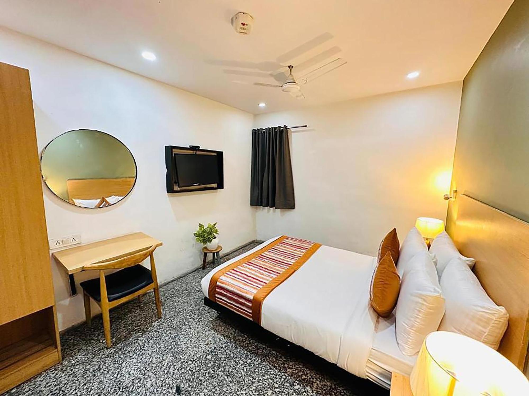 Hotel Golden Saffron By Qotel-Punjabi Bagh New Delhi Exterior photo